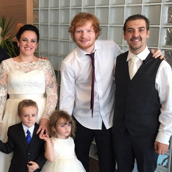 Ed Sheeran a mladomanželský pár